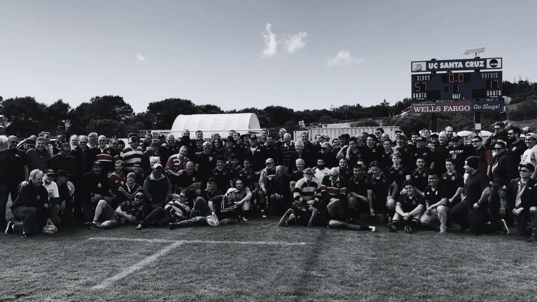 UCSC Rugby alumni reunion on the pitch, full team photo at the scoreboard